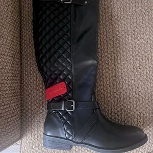 Women’s boots .Still in box. Size 9 fits like 8.5